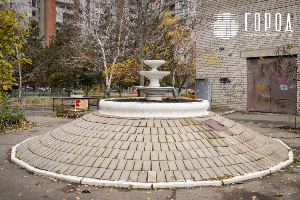 Фонтан во дворе дома №1 по проспекту Чекистов. 