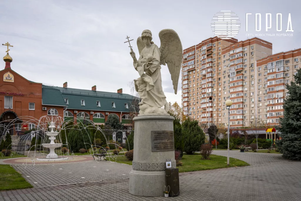 Памятник на территории Рождественской церкви в ЮМР Краснодара. 
