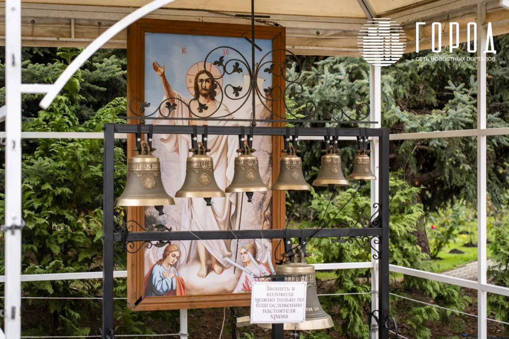 Интересные места в Юбилейном микрорайоне Краснодара - колокола Рождественского храма.