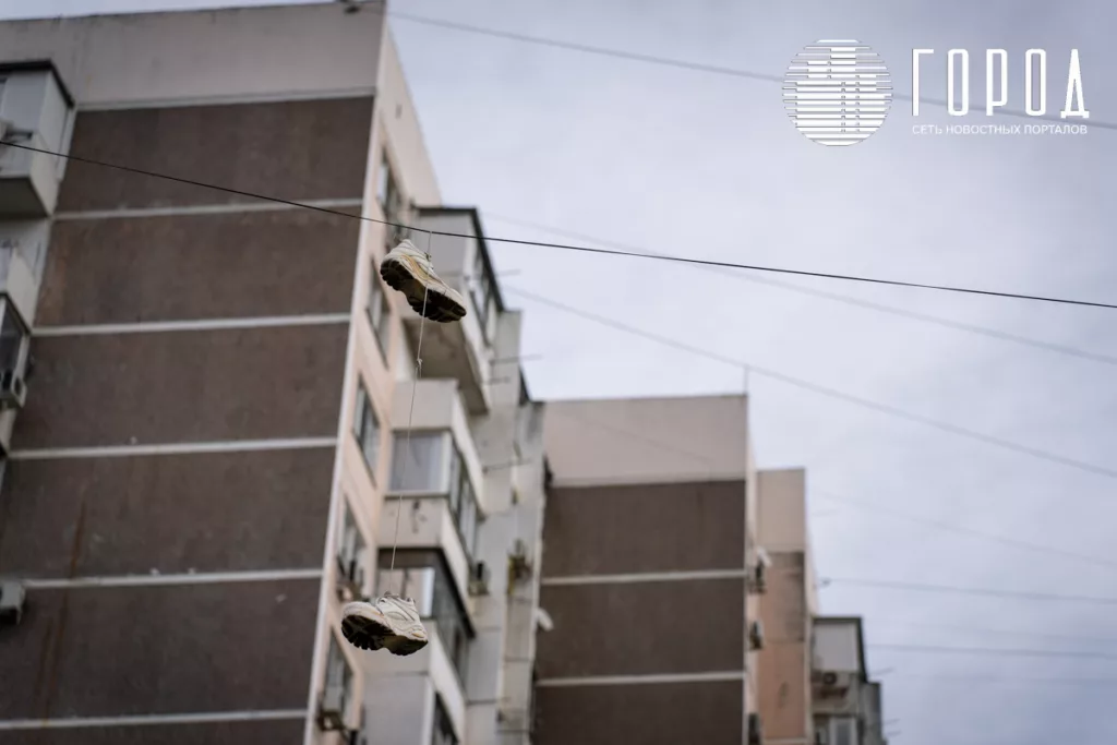 У школы №90 в Юбилейном микрорайоне висят кроссовки учеников на проводах. 