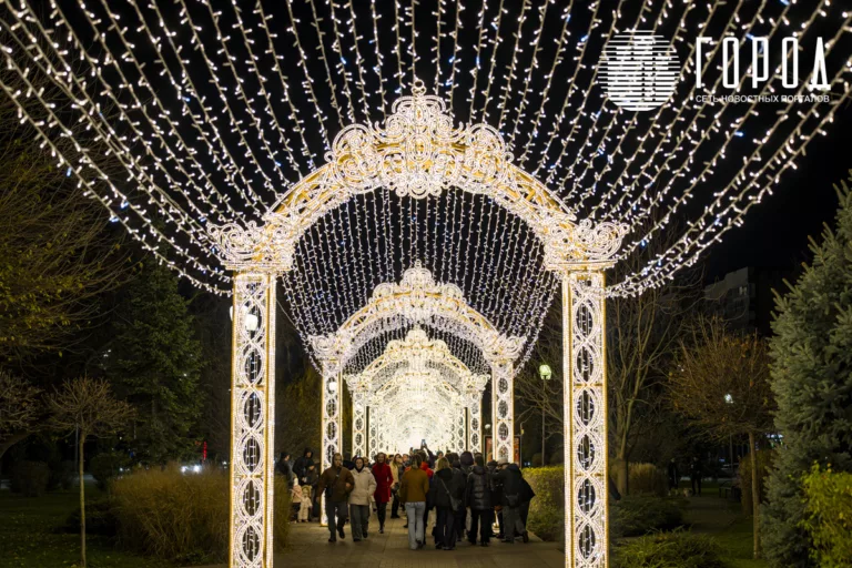 В Краснодаре пытаются убрать столпотворения на украшенной Галицким улице Красной: более 50 фото