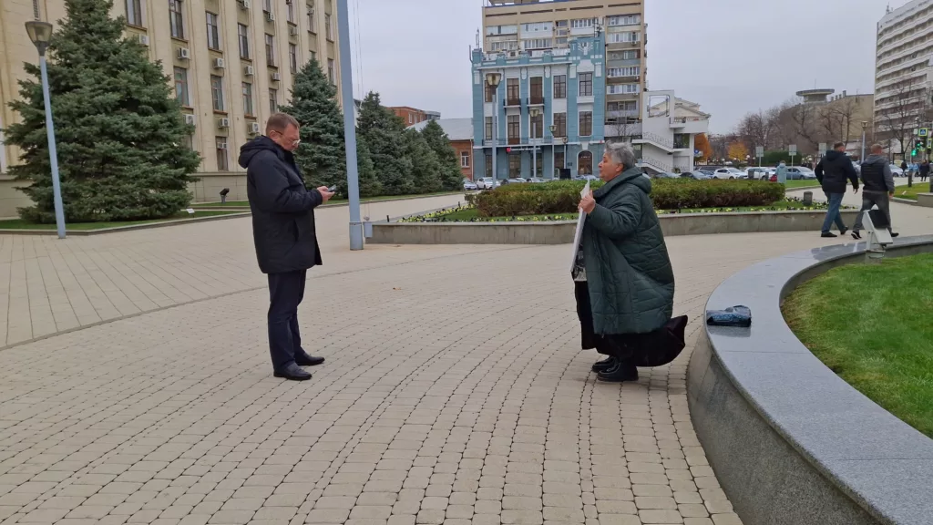 Пикеты у здания краевой администрации.
