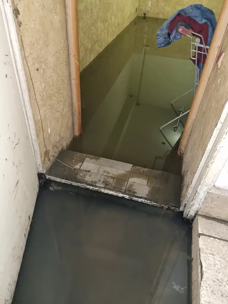 Затопленный подвал дома №63 на Московской, утро 2 декабря 2024 года. 