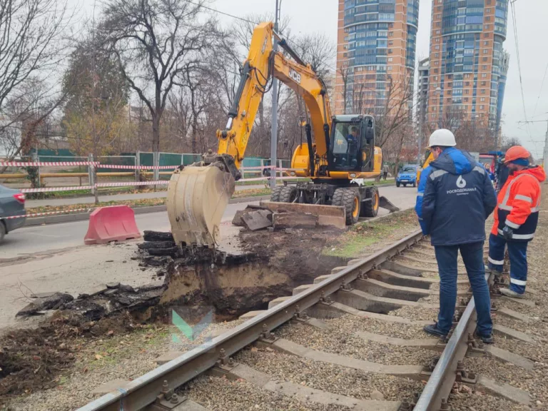 В Краснодаре новый провал и подрыв путей: в доме на Московской перестали откачивать фекальные стоки