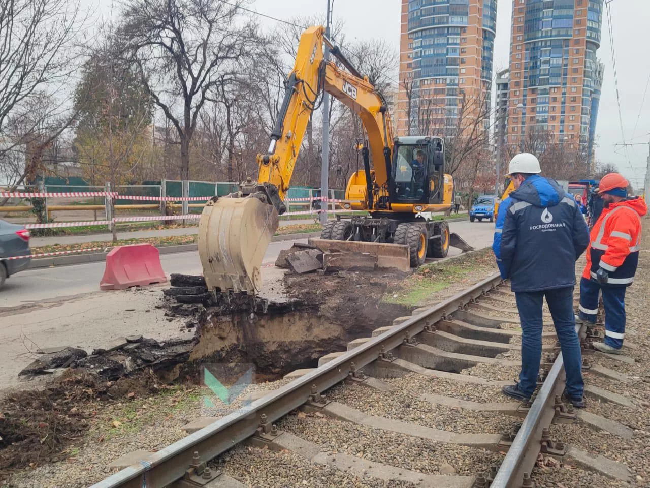 В Краснодаре новый провал и подрыв путей: в доме на Московской перестали откачивать фекальные стоки