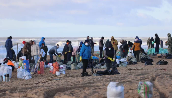 Уборка мазута после разлива из танкеров Волгонефть