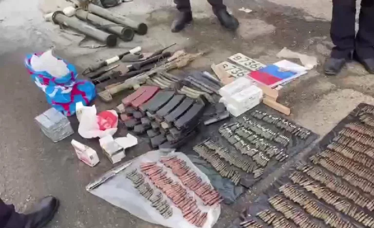 В Краснодарский край на внедорожнике ввезли гранатомёты и автомат с 2000 патронов: видео