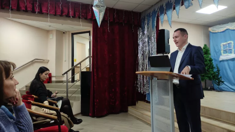 От Генплана до засыхающих деревьев: жители Юбилейного подняли проблемы микрорайона на встрече с депутатом