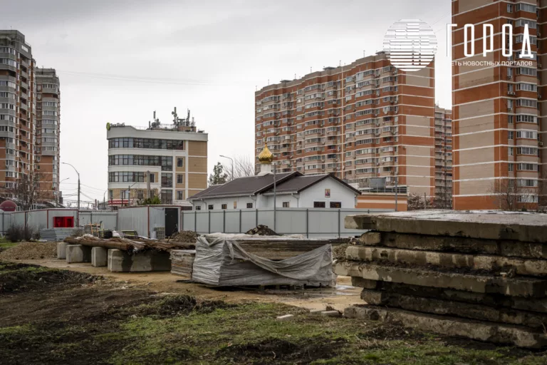 В центре Краснодара готовят строительство храма Трёх Святителей на берегу реки Кубань: фото и видео.