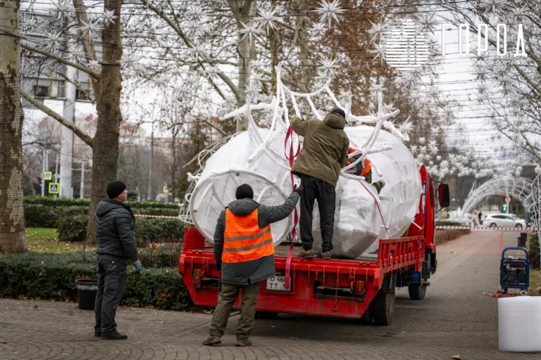 В Краснодаре спешно убирают новогодние украшения Галицкого с улицы Красной