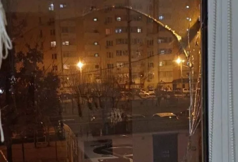 В Краснодаре петардой разбили окно квартиры