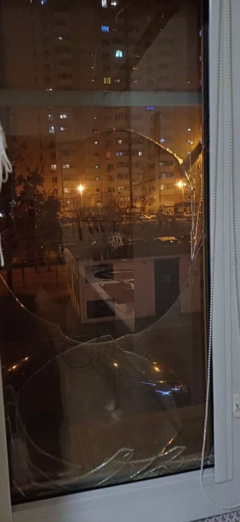 В Краснодаре петардой разбили стекло окна квартиры 