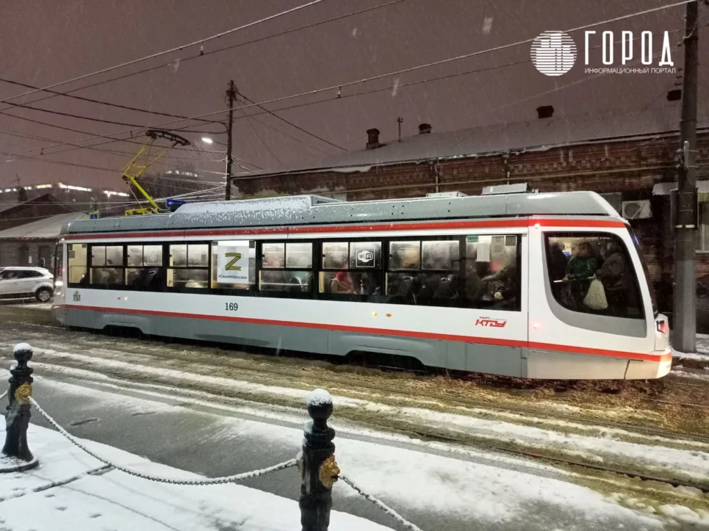 Переполненный трамвай во время снегопада в Краснодаре.