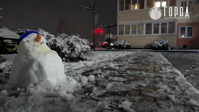 Снегопад накрыл Краснодар: пробки, затопленные улицы и поломки трамваев