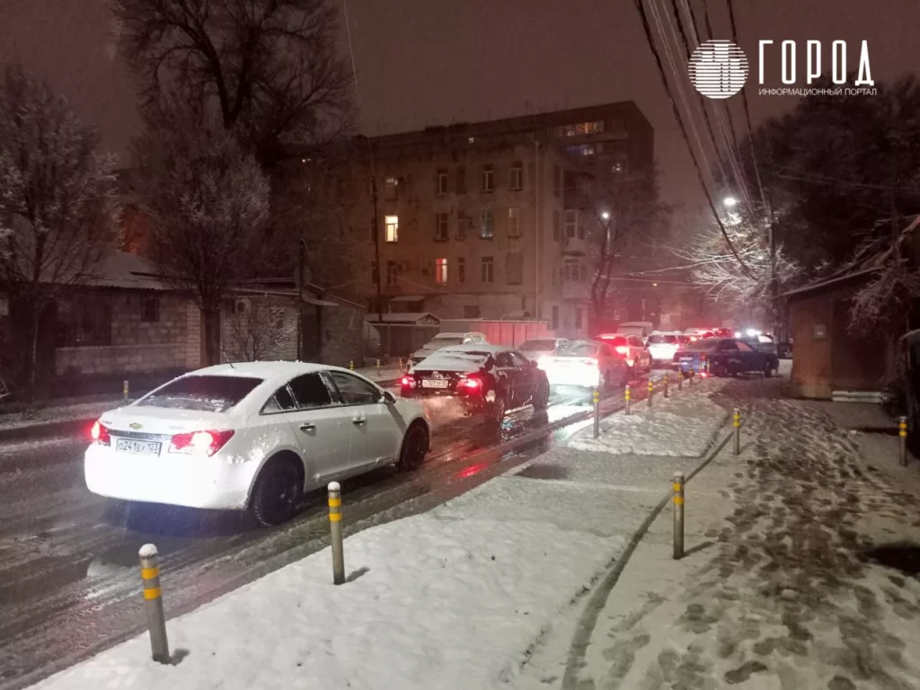 Пробки во время снегопада. 