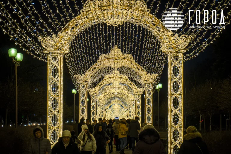 Толпы краснодарцев идут на украшенную улицу Красную перед демонтажем инсталляций