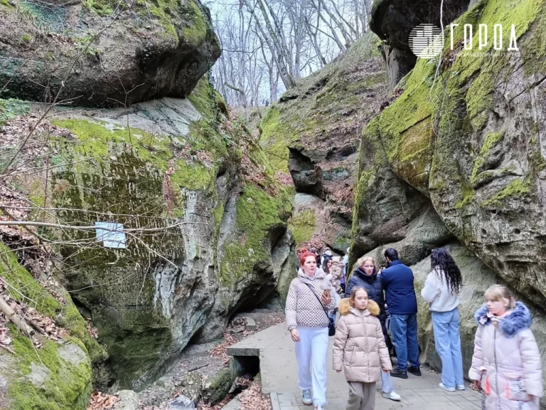 Толпы туристов сняли на видео в Горячем Ключе