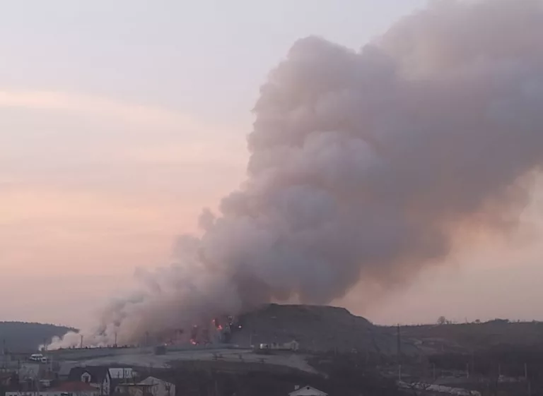 «Люди задыхаются»: в Новороссийске третий день апокалиптично горит свалка