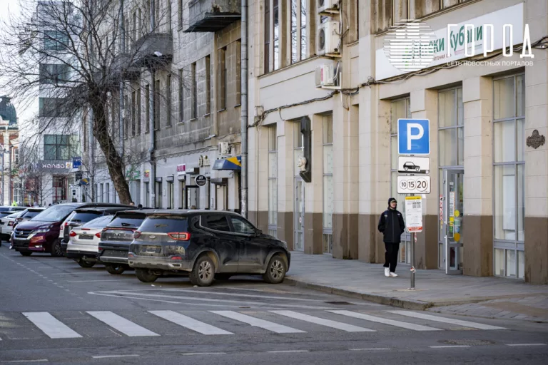 В Краснодаре сделают платные парковки до 19:00