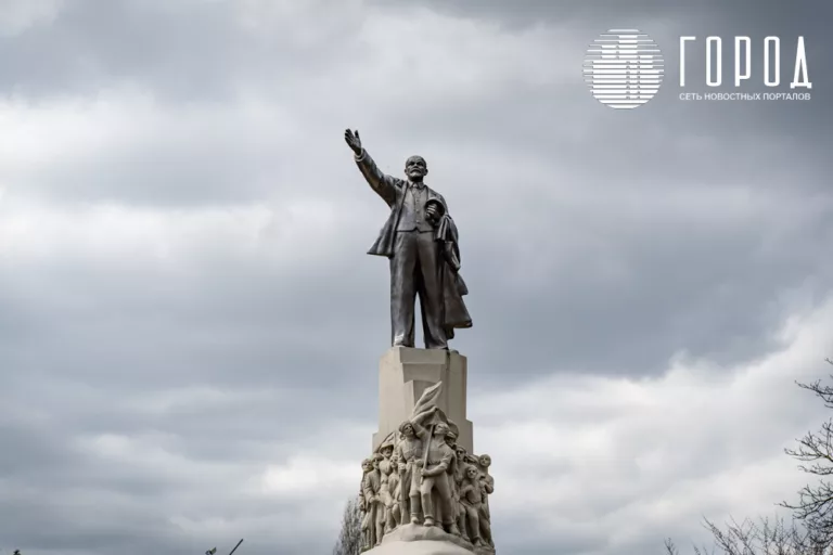 Старейший памятник Ленину в Краснодаре встречает 100-летие в трещинах