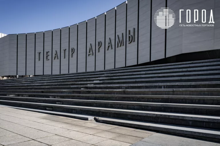 Не простоял и года: в Краснодаре рушится отреставрированный Театр драмы