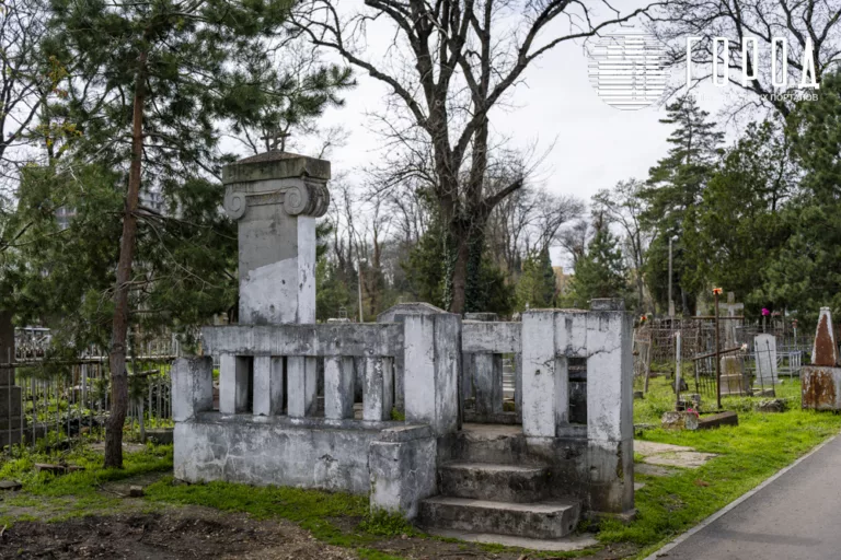 Памятник Марфе Турищевой отреставрируют в Краснодаре: возможно его обрушение