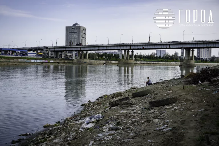 Свалки, змеи и особняки: набережная реки Кубань в Адыгее напротив Краснодара