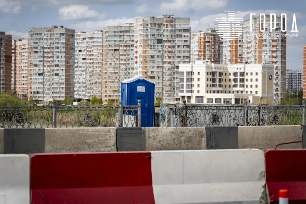 Биотуалет на мосту