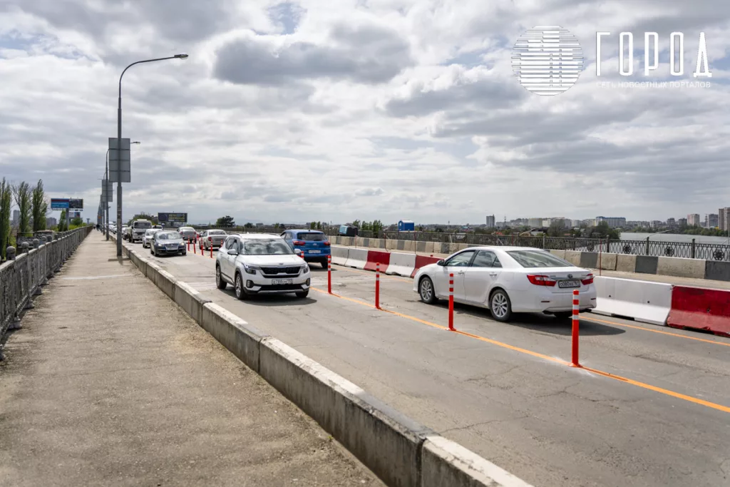 Две полосы движения на путепроводе через Кубань