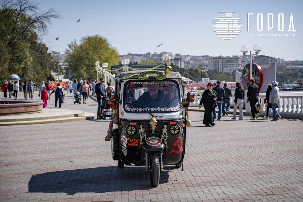 Туристов в Геленджике уже катают по набережной