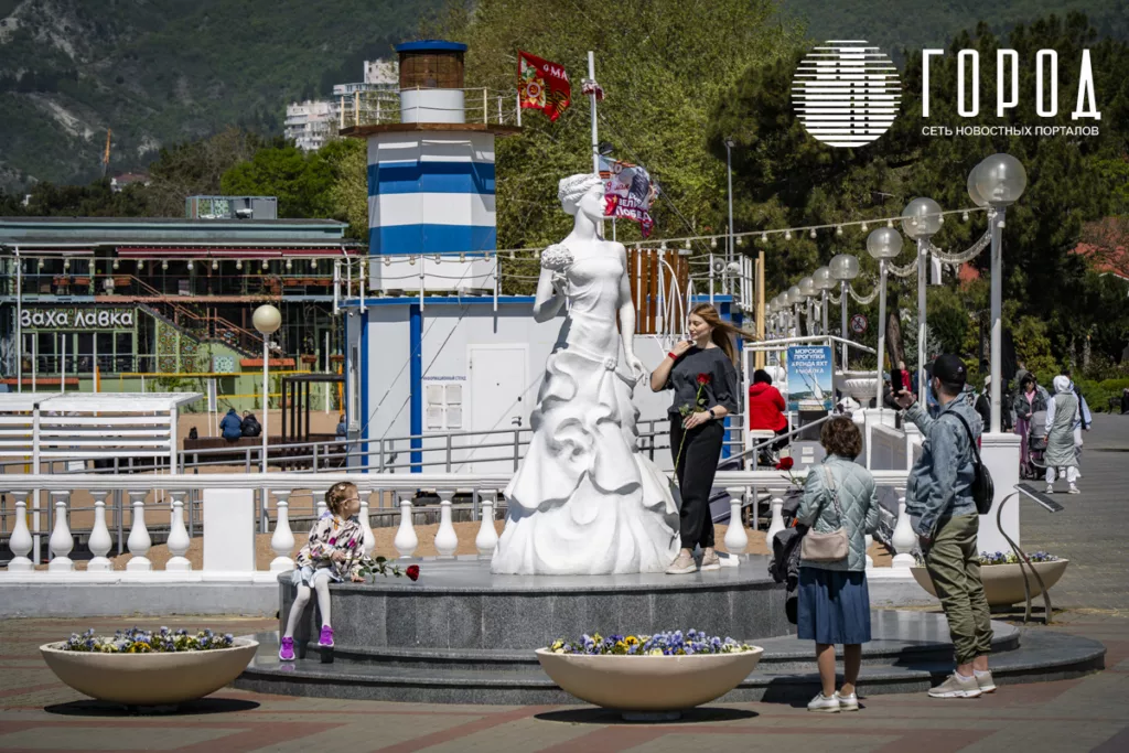 Туристы у памятника белой невесте в Геленджике