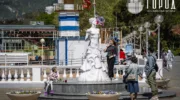Туристы у памятника белой невесте Геленджика