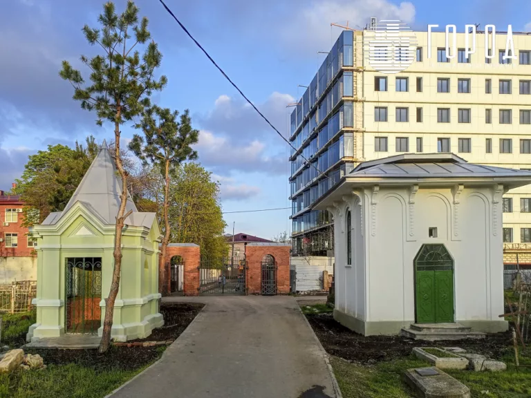 Находят мёртвых кур и следы обрядов: на Всесвятском кладбище Краснодара отреставрировали склепы Тарасовых и Богарсуковых