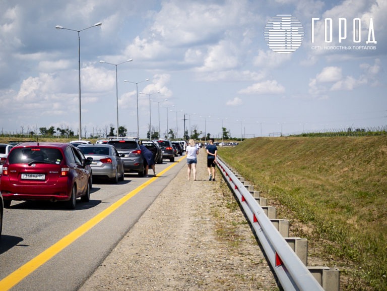 В очередях у Крымского моста стоят 2800 автомобилей