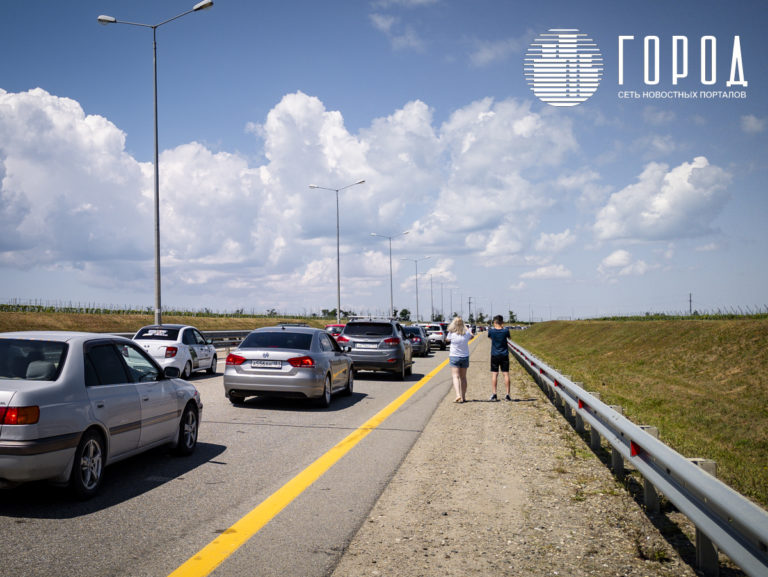 Когда лучше проезжать Крымский мост? Пообщались с туристом и Автодором