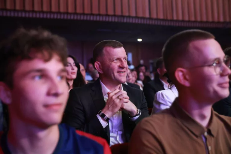 Беды Краснодара, новые дети Наумова и темнокожие: неожиданные шутки команд Кубка мэра по КВН