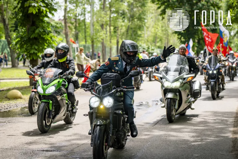 Мотопробег в День Победы завершился разворотом огромного Знамени Победы в Краснодаре: фоторепортаж