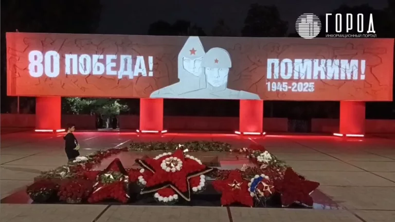 В Краснодаре памятники Победы засияли яркой подсветкой