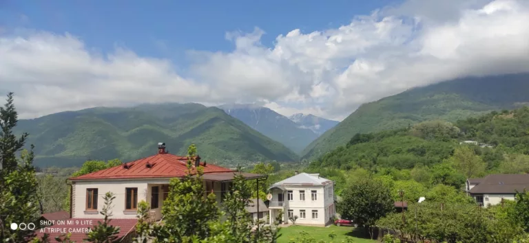 Ненужные туристы из России за 300 рублей с дошираками: скандал из-за заявлений чиновников Абхазии