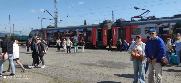 «Страшная беднота, выбиты стёкла, асфальта нет»: краснодарец о поездке на новой электричке в Абхазию