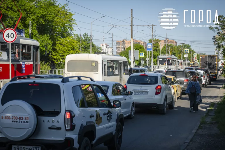 В Краснодаре новая схема движения превратилась в вечную пробку у Тургеневского моста: фоторепортаж
