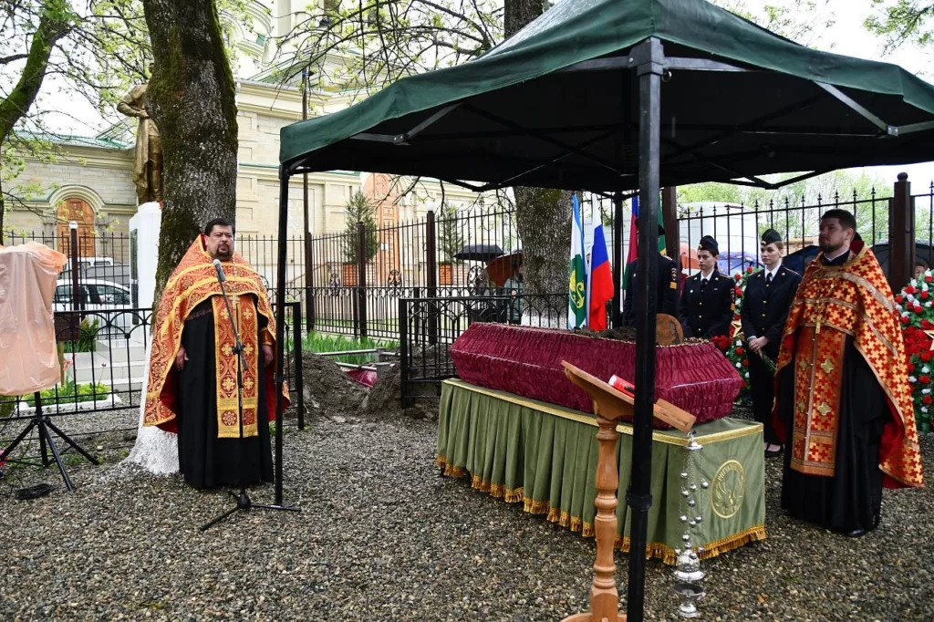 Отпевание советских воинов перед захоронением в станице Северской