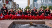 Возложили цветы к Вечному огню в Краснодаре на 9 мая 2025 года (45)
