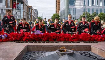 Возложили цветы к Вечному огню в Краснодаре на 9 мая 2025 года (45)