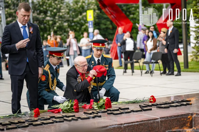 В Краснодаре возложили цветы к Вечному огню: фоторепортаж