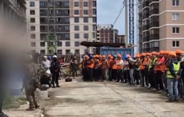 Краснодарцы страдают годами: на стройке компании DOGMA нашли нелегальных мигрантов