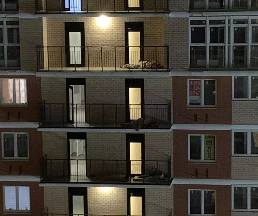 Спящие мигранты на общих балконах в ЖК "Самолёт" компании DOGMA