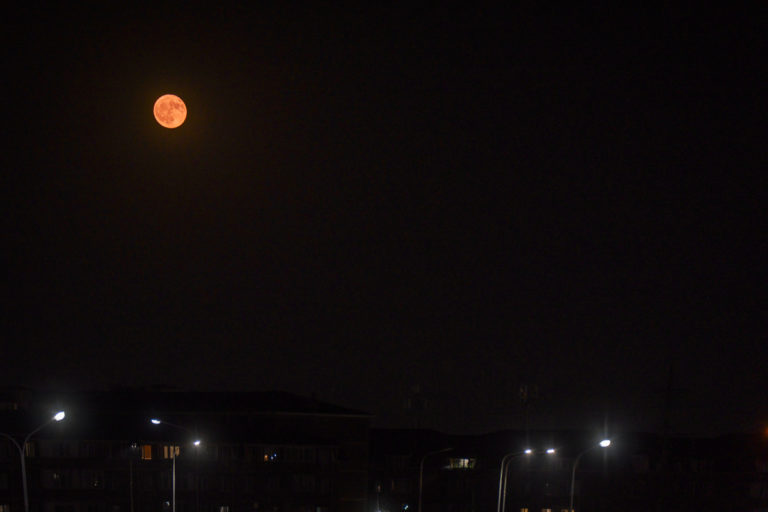 Клубничная Луна поднялась над Краснодарским краем 11 июня 2025 года