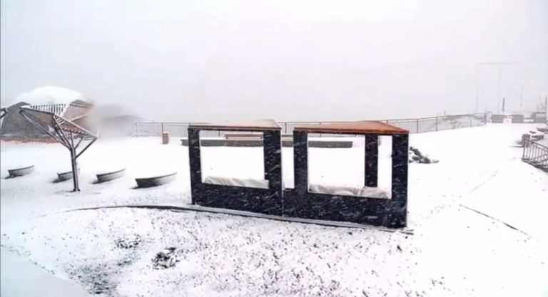 Сочи затопило после ливня, а в горах выпал снег