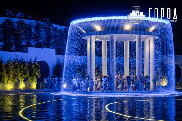 Ротонда с озером в парке Облаков: столпотворения туристов в фоторепортаже